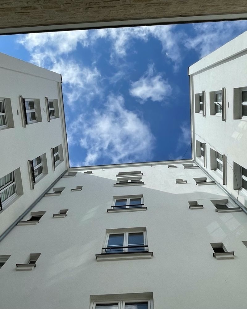 25 appartements,1 local commercial,Environ 870 m²,8 indivisaires,Contexte successoral,Négociation complexe