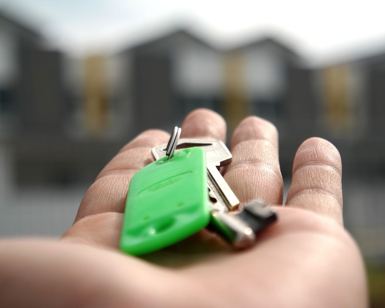 Vendre un immeuble parisien avec des locataires : les précautions à prendre